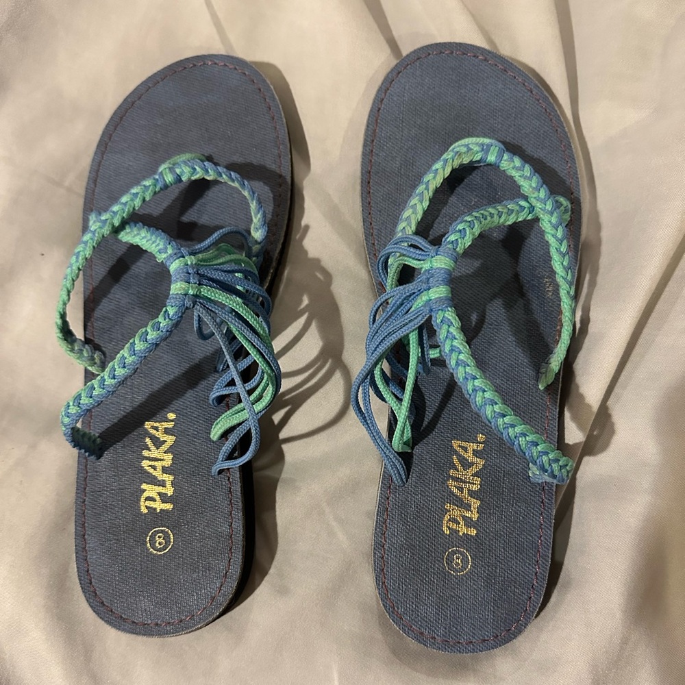 Plaka flip flop sandals, size 8, cornflower color (blue and green). EUC